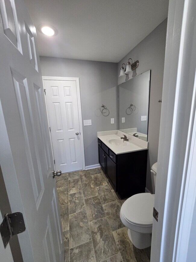 Building Photo - 1601 Mount Rainer Dr