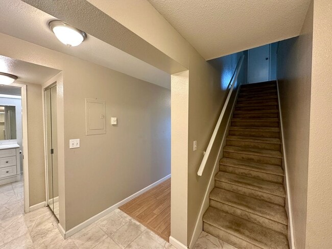 Building Photo - 600 S State St