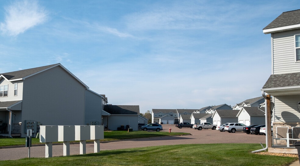 Building Photo - 1001 Alpine Way