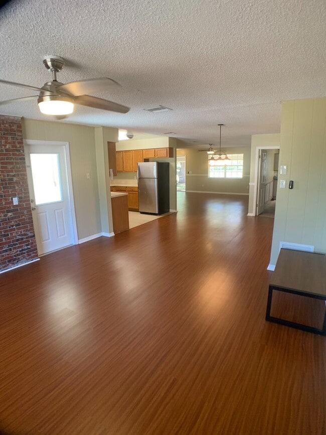 Building Photo - Lake front home with Lots of space