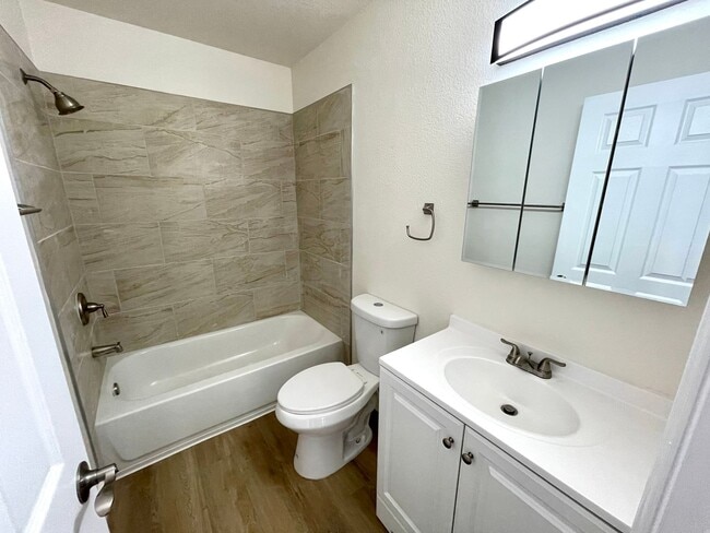 Building Photo - Gorgeous 2-Story Home with Golf Course Views and Modern Amenities!