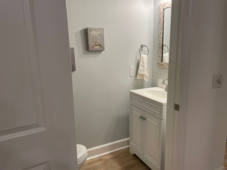 The half-bathroom - 145 Pier View St