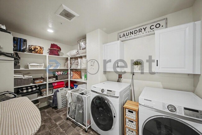 Building Photo - Unit
