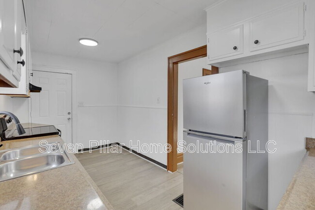 Building Photo - 121 S Terrace Ave