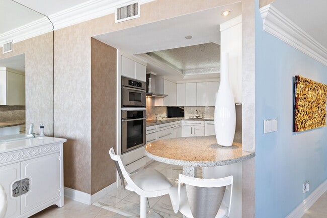 Building Photo - 100 Lakeshore Dr