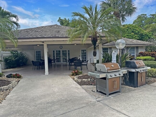 Building Photo - 535 Oaks Dr