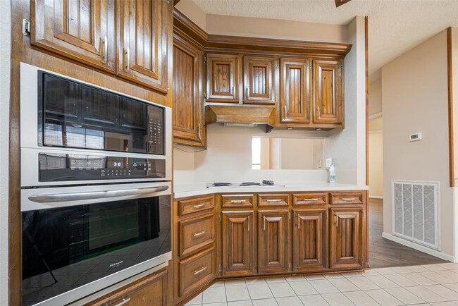 Building Photo - 606 Misty Creek Dr