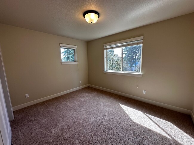 Building Photo - Beautiful 4-Bedroom Home in the Hills of W...