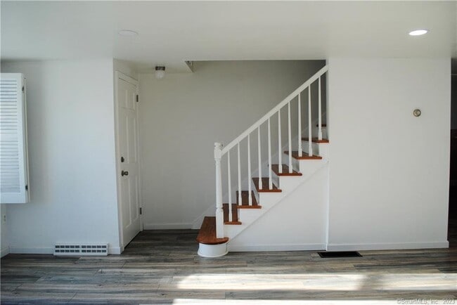 Building Photo - 38 Mohican Rd