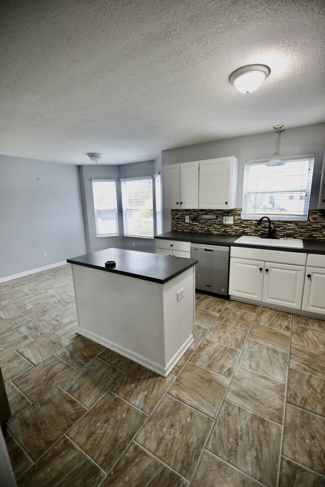 Building Photo - 4400 Greensbury Dr