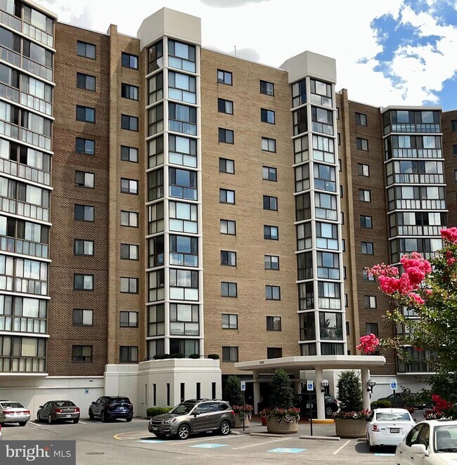 Building Photo - 15100 Interlachen Dr