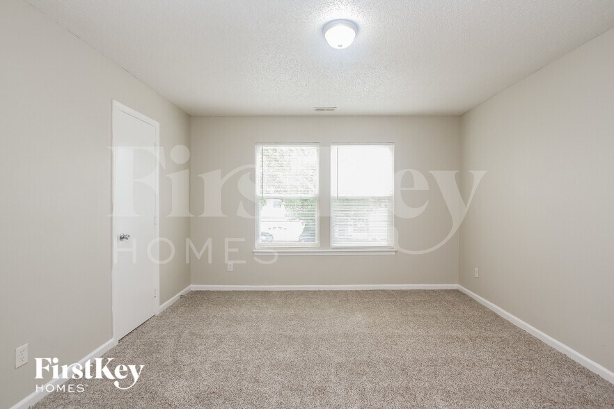 Building Photo - 1229 Kenwood Dr