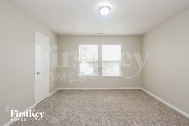 Building Photo - 1229 Kenwood Dr