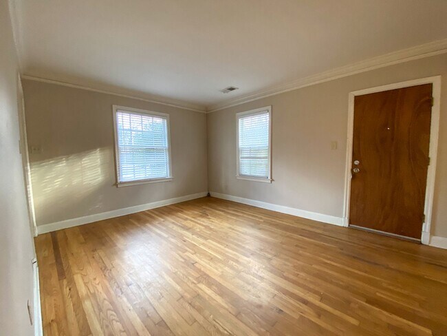 Building Photo - 3 bedroom 1 bath near the university of Memphis