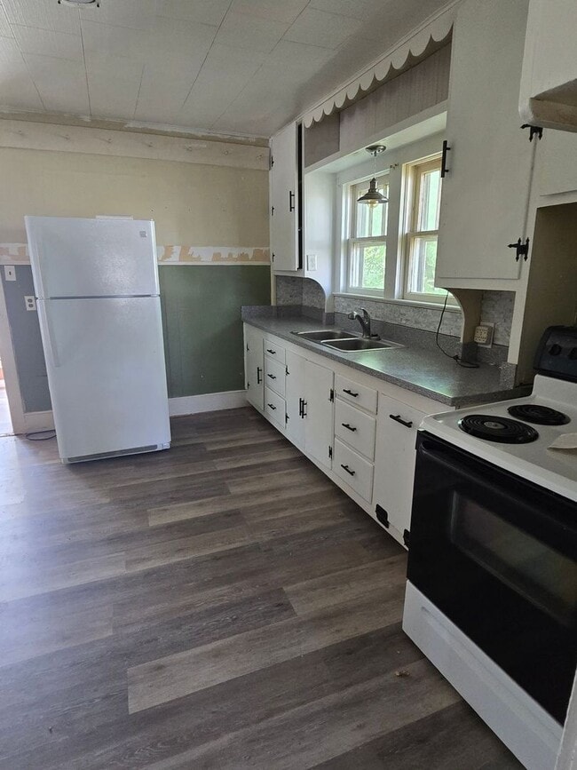 Building Photo - Month to Month Lease Unit!