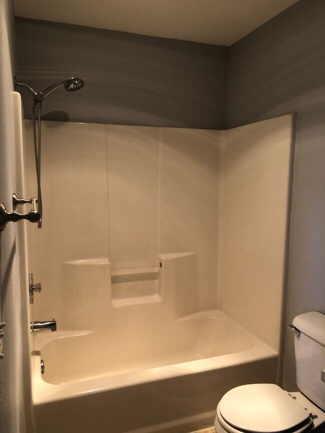 Building Photo - ***PENDING APPLICATION***Modern and spacious 2 bedroom condo with bonus room!