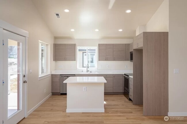 Building Photo - 123 9th Ave