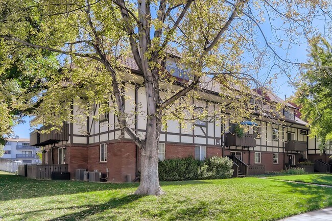 Building Photo - Charming Boulder Condo with Deck, Steps to...