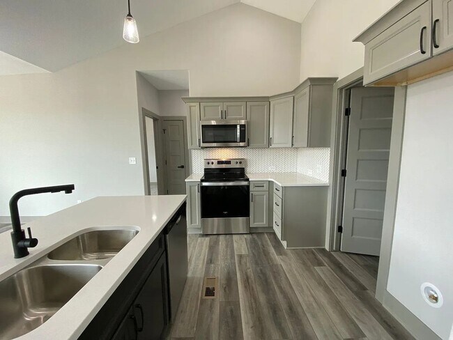 Building Photo - 2279 S Chateau Ct