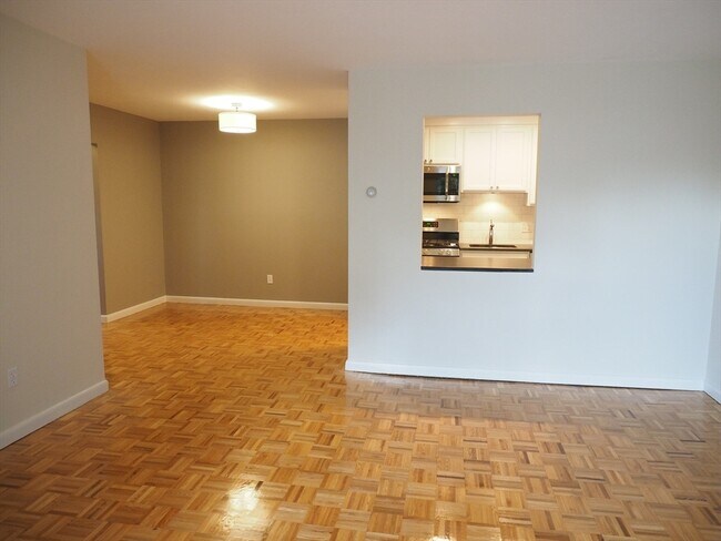 Building Photo - 10 Longwood Dr
