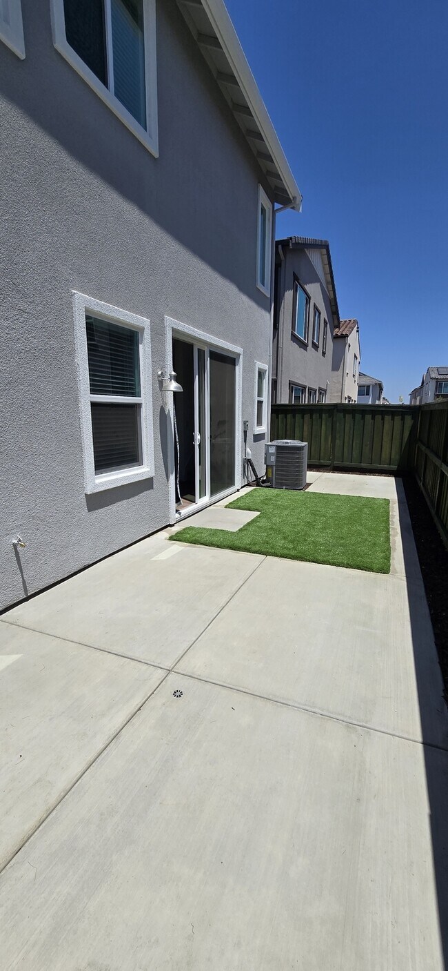Building Photo - Lathrop - Gorgeous 5 Bedroom 3 Bathroom Home