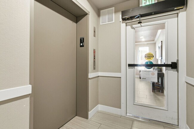 Building Photo - Bright and Modern Condo in Ideal Location ...