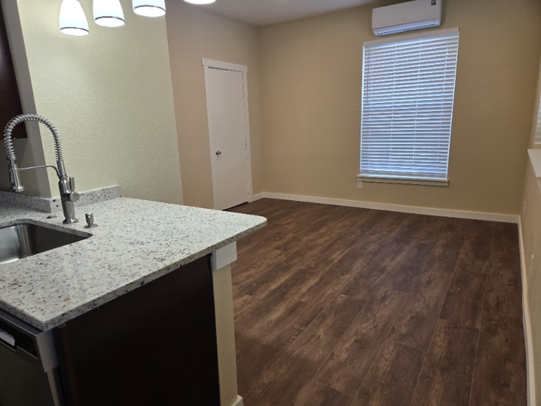 Building Photo - 105 Elbow Ct