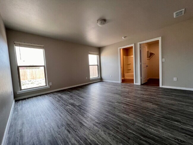 Building Photo - "Charming 3-Bedroom Home with 2 Full Baths in Lubbock – Spacious 1655 Sq Ft Retreat on North Texa...