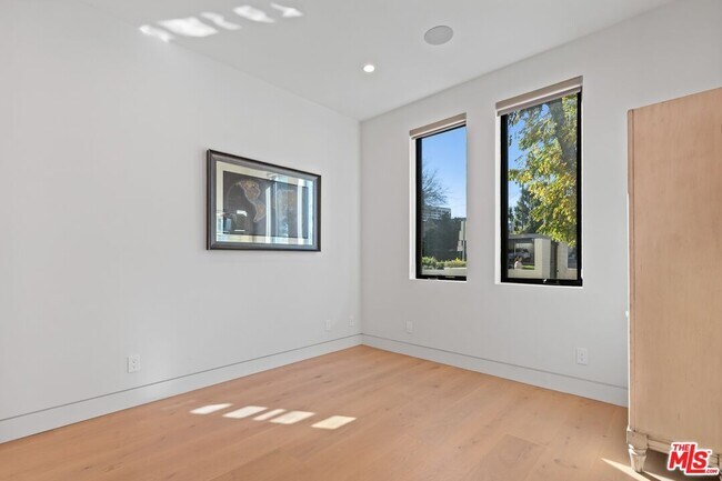 Building Photo - 4708 Noble Ave