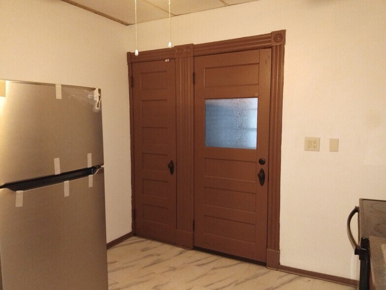 Building Photo - 593 3rd St