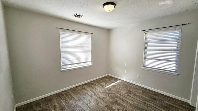 Building Photo - 1220 N Warren Ave