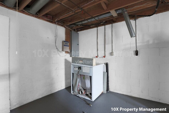 Building Photo - 6169 Laurelwood Ct