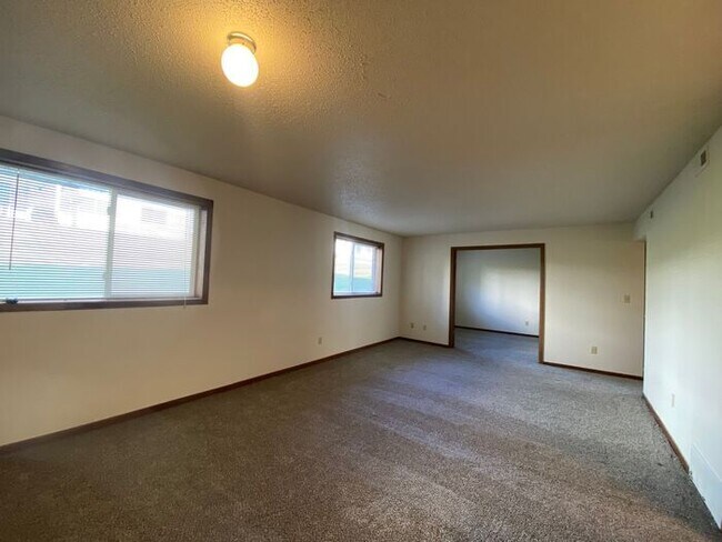 Building Photo - $1,195 | 2 Bedroom, 1 Bathroom Condo | Cat...