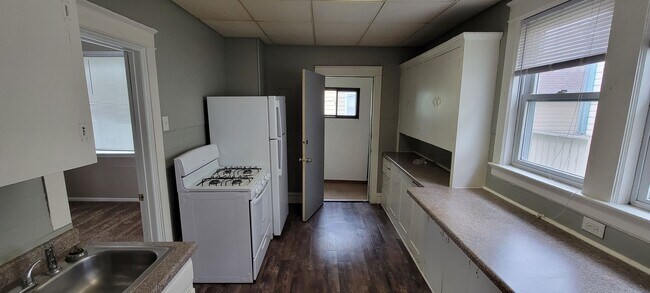 Building Photo - AVAILABLE JUNE - 4 Bed 1 Bath Located In East Hillside