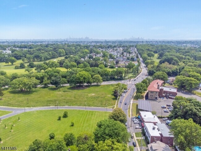 Building Photo - 579 Belleville Ave