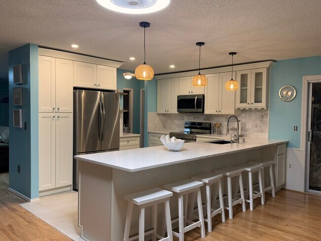 Building Photo - 2227 Pineland Dr