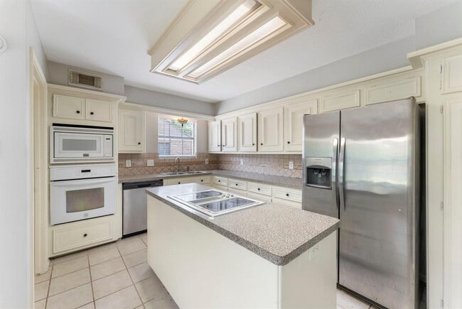 Building Photo - 10310 Great Plains Ln