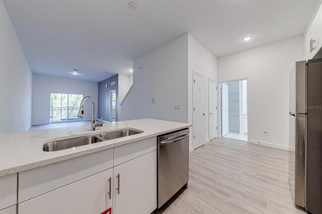 Building Photo - 400 Famagusta Dr