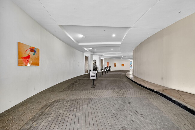 Building Photo - 1750 N Bayshore Dr