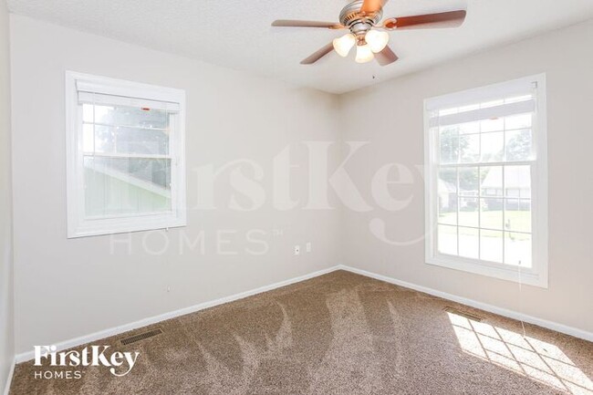 Building Photo - 3709 NE Chapel Dr