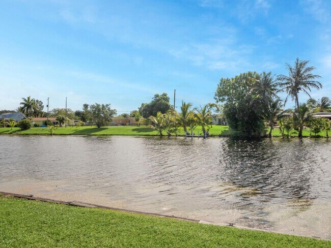 Building Photo - 106 Pepper Tree Cres