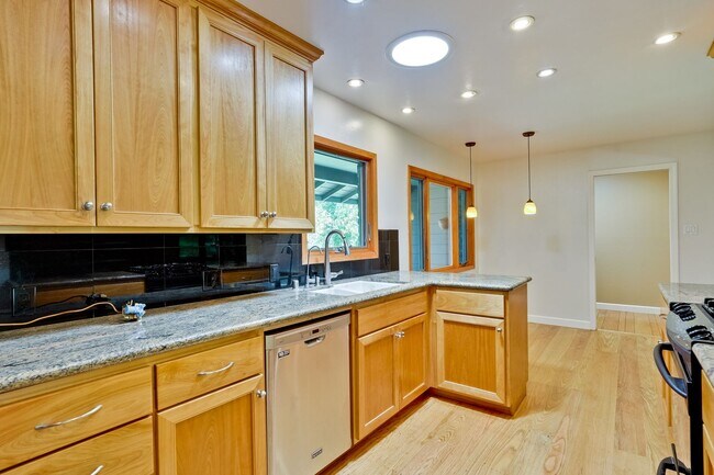 Building Photo - Excellent 3 Bedroom 2 Bath In A Great Neig...
