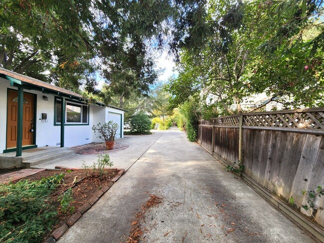 Building Photo - Beautiful Remodeled Duplex in Palo Alto Av...