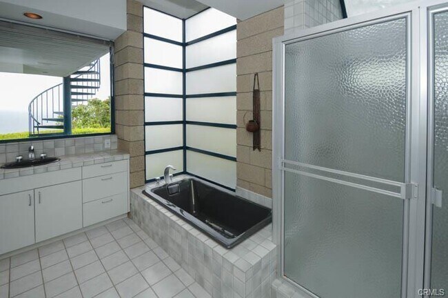 Building Photo - Custome Built Home With Ocean Views