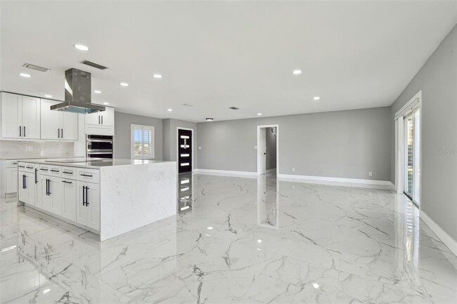 Building Photo - 3913 Fontainebleau Dr