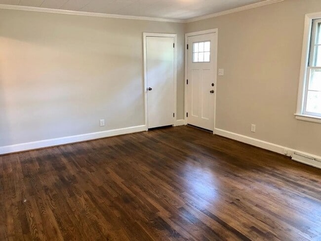 Building Photo - Renovated 2 Bed/1 Bath Cottage Near Downtown Durham! Available March 2026