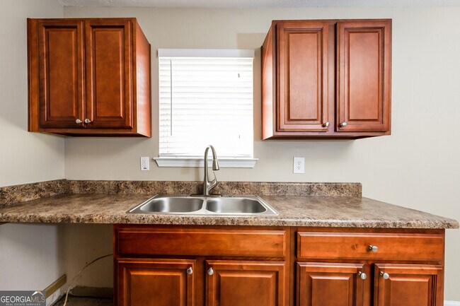 Building Photo - 7975 Trinity Park Dr