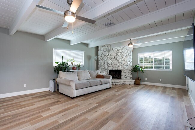 Building Photo - Remodeled Craftsman with Large Yard!