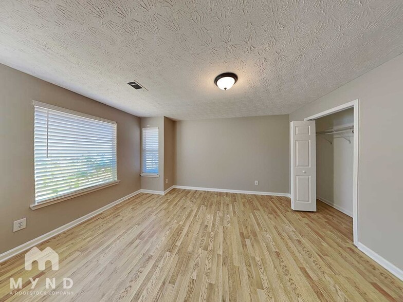 Building Photo - 134 Oak Cir S