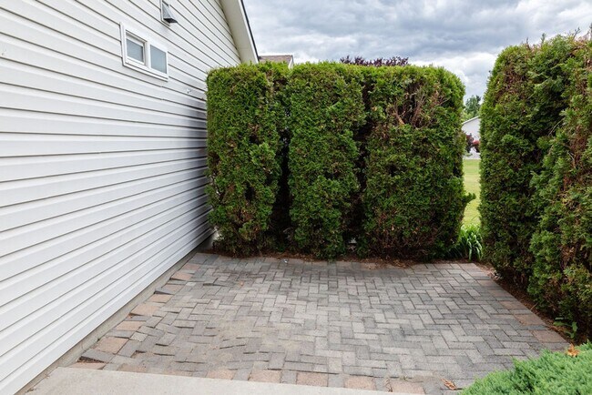 Building Photo - Single Story Home w/ HOA Provided Lawn Services